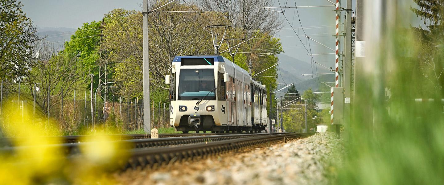 Badner Bahn auf der Strecke in Baden
