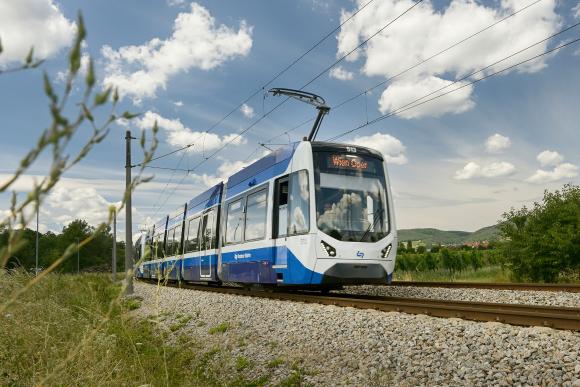 Badner Bahn auf der Strecke