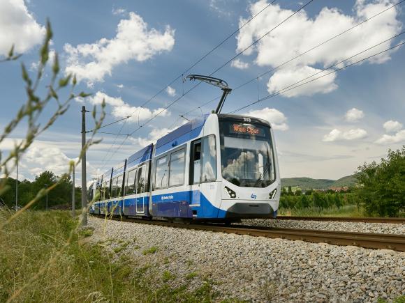 Badner Bahn auf der Strecke 