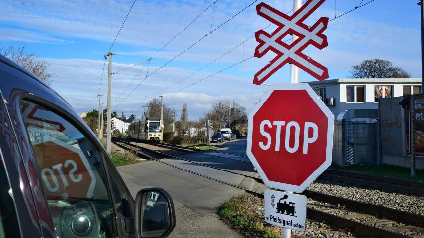 Auto am unbeschrankten Bahnübergang