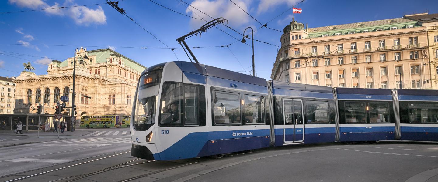 Badner Bahn auf Stammstrecke Wien Oper