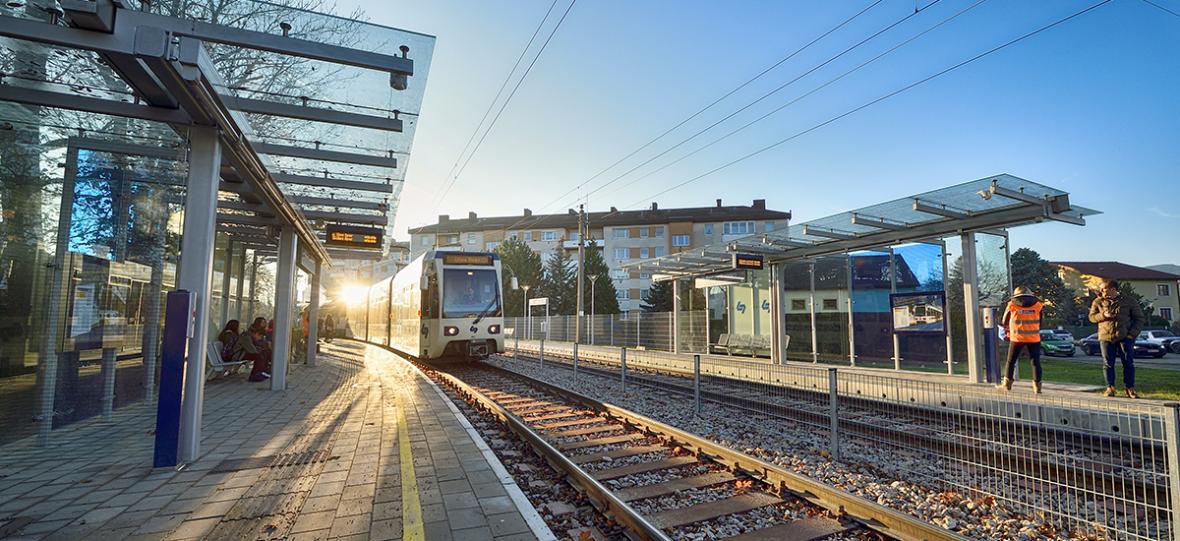 Die Badner Bahn Station Pfaffstätten Rennplatz modernisiert und komplett barrierefrei