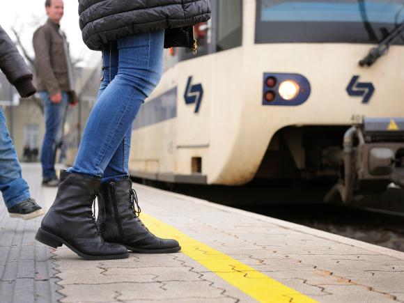 gelbe Sicherheitslinie am Bahnsteig 