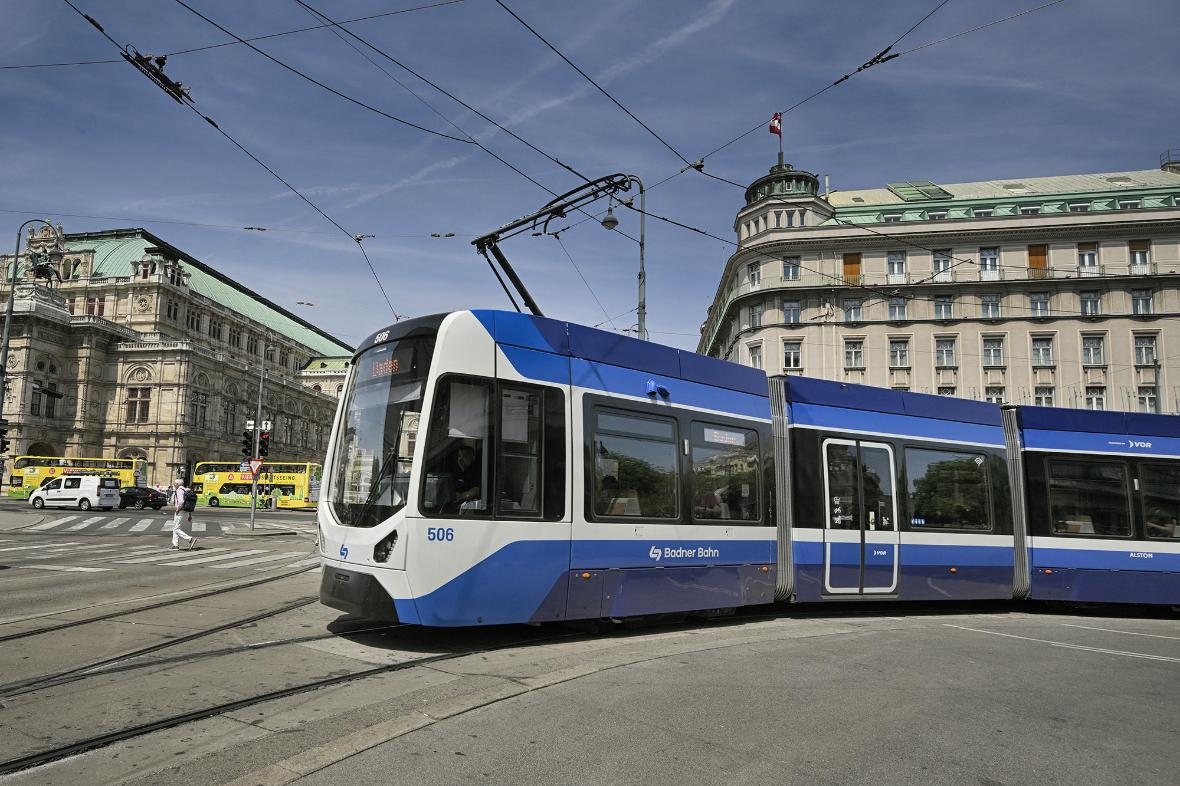 Badner Bahn vor der Wiener Oper